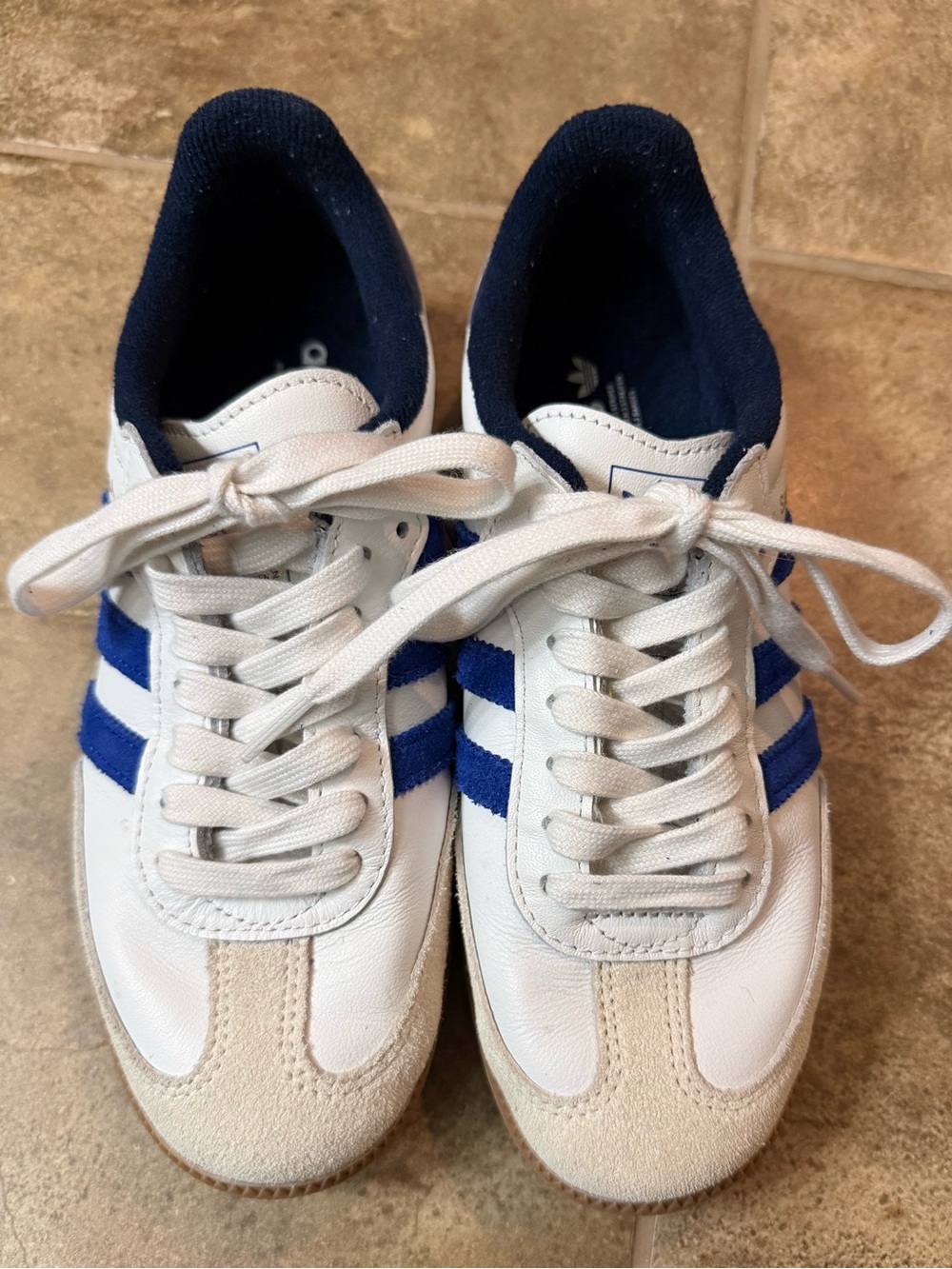 Adidas Originals Samba OG sneakers in white and dark blue - Picture 2 of 5